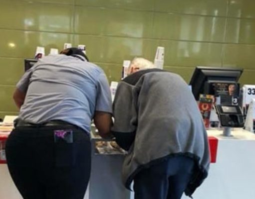 Manager Spent 10 Minutes Kindly Helping Elderly Man Set Google Maps After He Asked For Directions