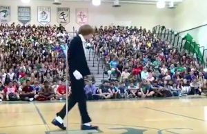 Shy teen sneaks up on stage: Watch his classmates’ reactions as he begins to move