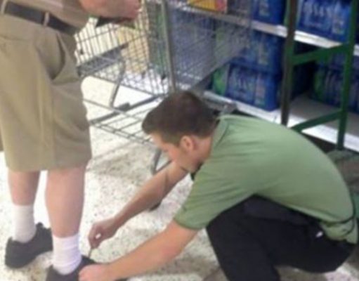 Kind Millennial Took A Second To Gently Help This Older Man Tie His Shoe